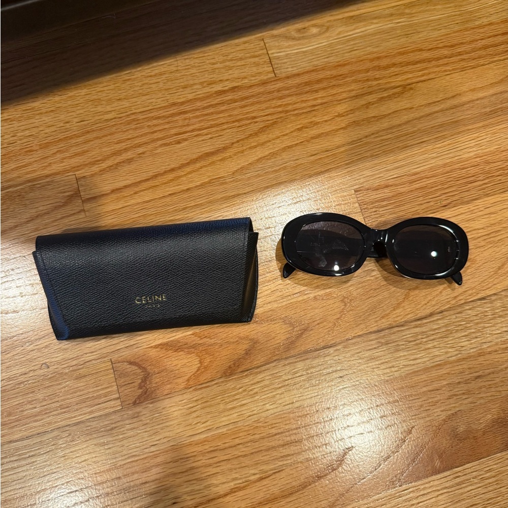 Oval Unknown Black Sunglasses with Case